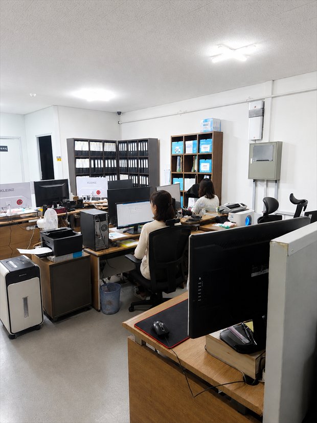 토박이 사무실 근무 모습